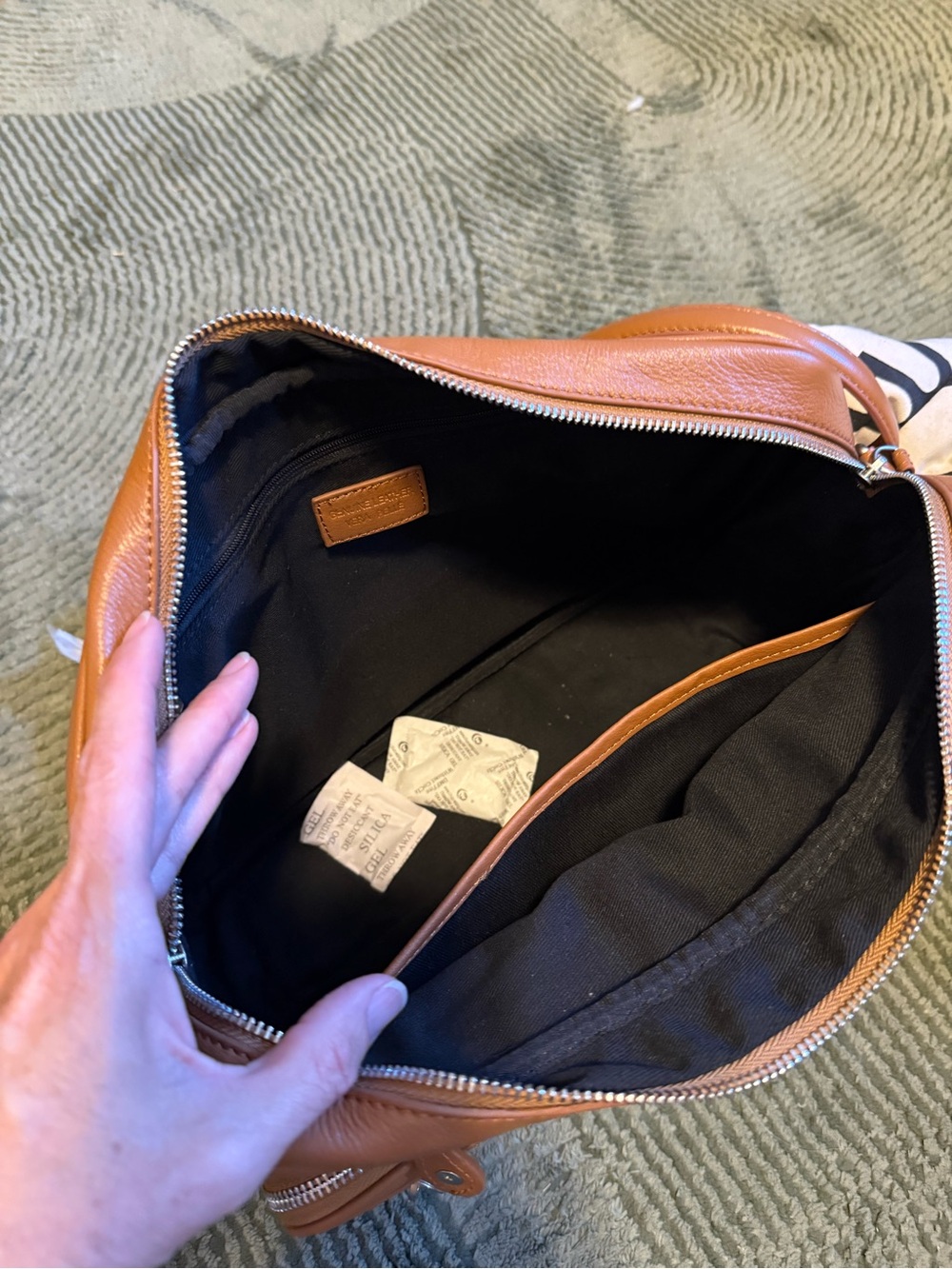 Sienna Classic Shoulder Bag - Picture 3 of 7